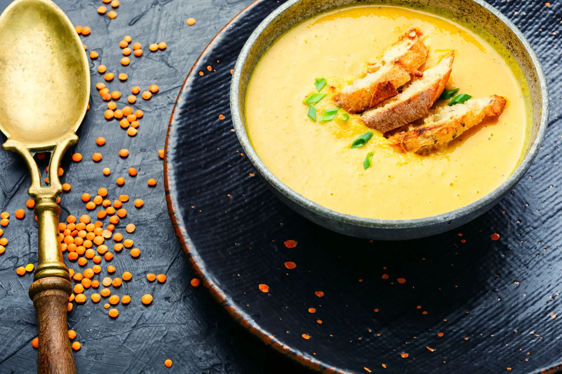 Gesundes Event‑Catering: Warme, pflanzliche Linsensuppe nach orientalischer Art als beliebte Option im Buffet von NAR Kitchen