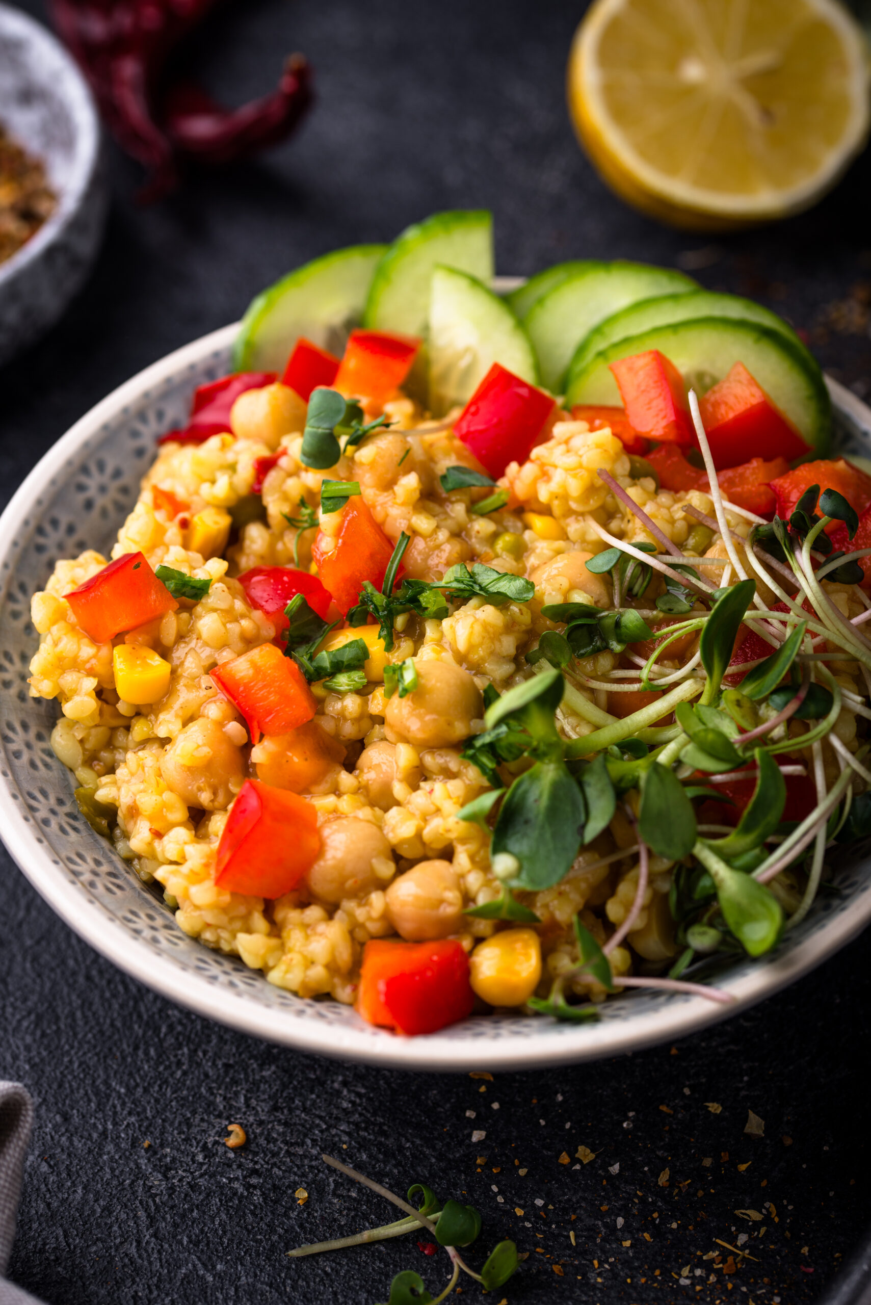 Couscous Bowl mit gebackenen Kichererbsen. Von NAR-Kitchen zum Mittagessen. Frisch, gesund, lecker.