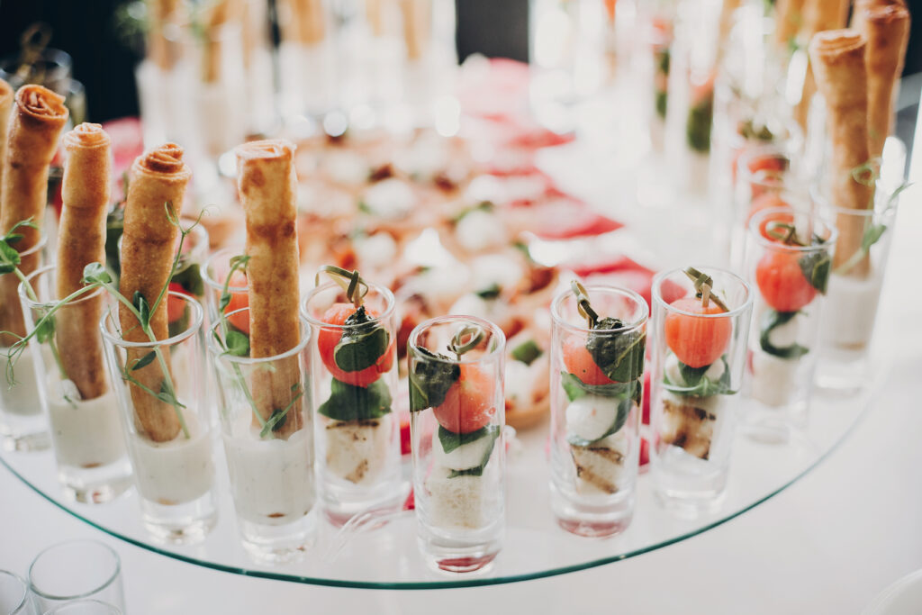 Elegante Vorspeisen im Glas mit Brotstangen, im Stil von NAR-Kitchen