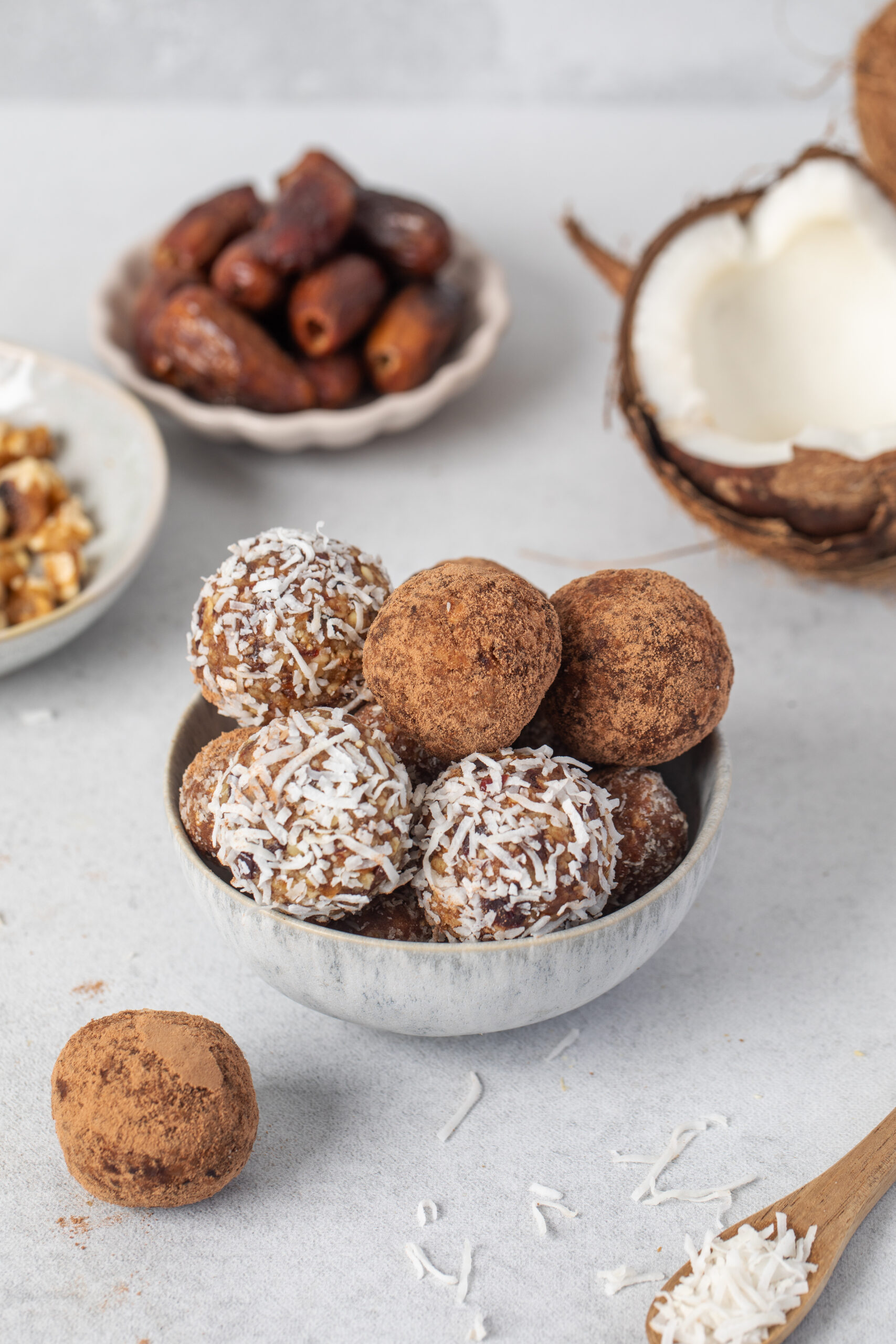 Energiebällchen mit Kokos und Kakao im Schälchen Pflanzliches im NAR-Kitchen Design