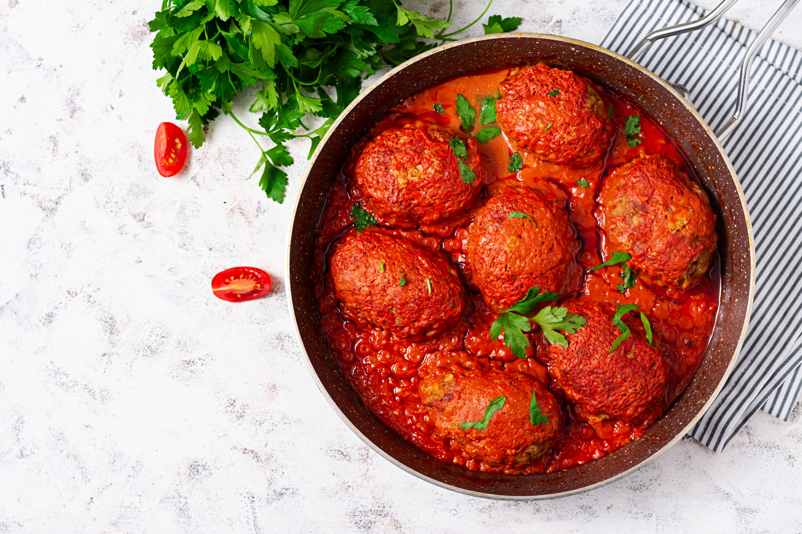 Pflanzliches Event-Catering: Herzhafte Linsenbällchen in Kokos-Curry-Sauce als warmes Hauptgericht von NAR Kitchen