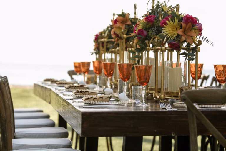 Nar Kitchen Catering: Romantisches Tisch-Setting für Hochzeiten und Sommerfeste im Freien mit goldenen Laternen und Blumen