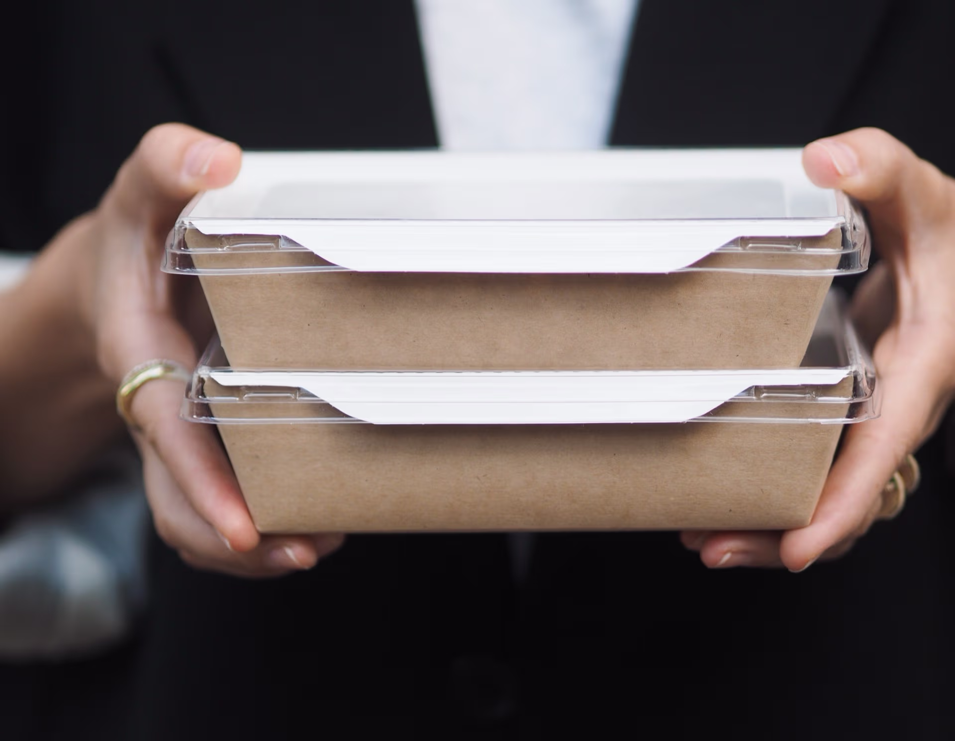 Veganes Business-Lunch Catering: Zwei sicher verpackte Mahlzeiten für die Mittagspause im Büro, geliefert von NAR Kitchen