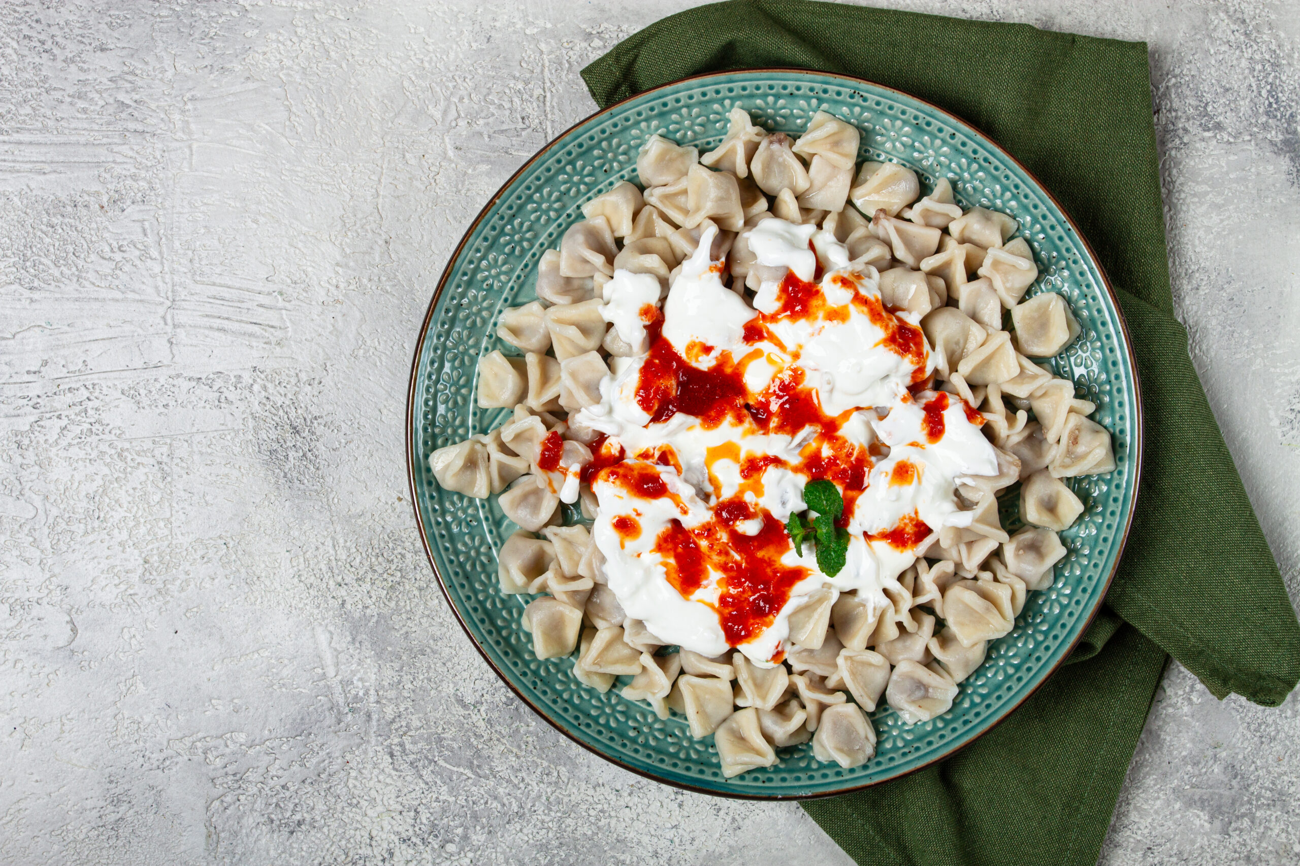 Köstliche, pflanzliche Manti von NAR Kitchen: Traditionell gefaltete Teigtaschen mit veganer Soße als Teil unseres orientalischen Caterings